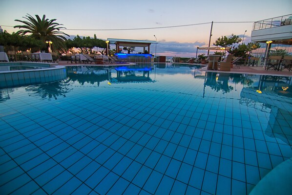 Una piscina al aire libre de temporada