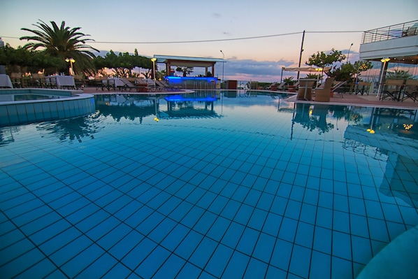 Seasonal outdoor pool, sun loungers