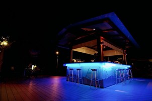 4 bares, bar junto a la piscina