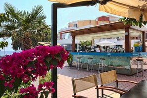 2 restaurants, lunch, dinner served; international cuisine 