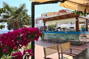 2 restaurants; lunch and dinner served