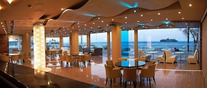 2 restaurants, lunch, dinner served; international cuisine