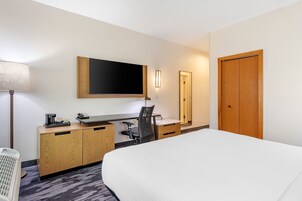 Tabla de planchar con plancha, wifi gratis, ropa de cama