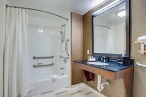 Articles de toilette gratuits, sèche-cheveux, serviettes fournies