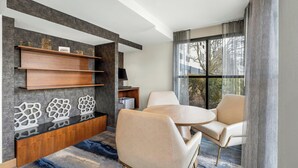 Ein modernes Wohnzimmer mit einer Couch, einem Couchtisch und einem Fernsehschrank.