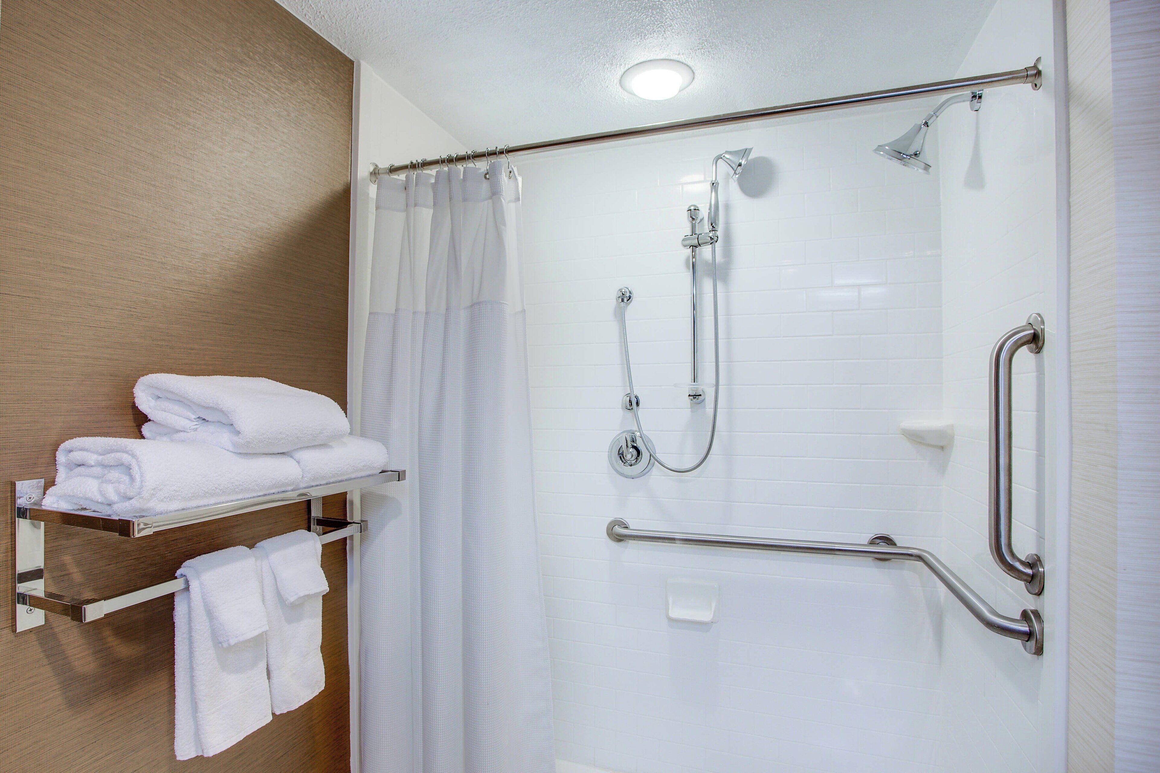 room, 1 queen bed, non smoking | bathroom | free toiletries, hair dryer, towels