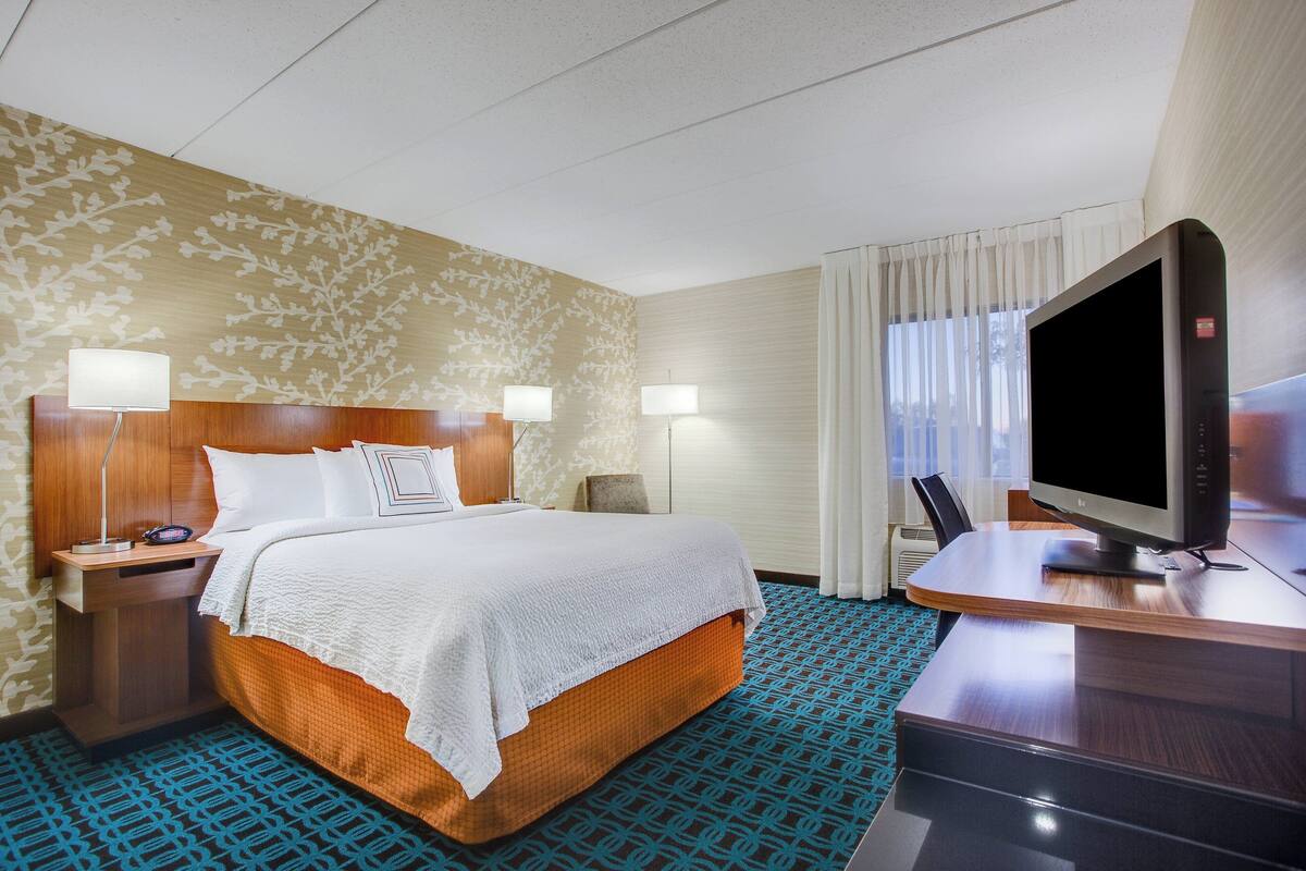 room, 1 queen bed, non smoking | 1 bedroom, premium bedding, in-room safe, desk