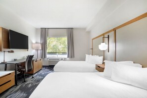 Escritorio, cortinas opacas, tabla de planchar con plancha y wifi gratis