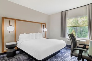 Escritorio, cortinas opacas, tabla de planchar con plancha y wifi gratis