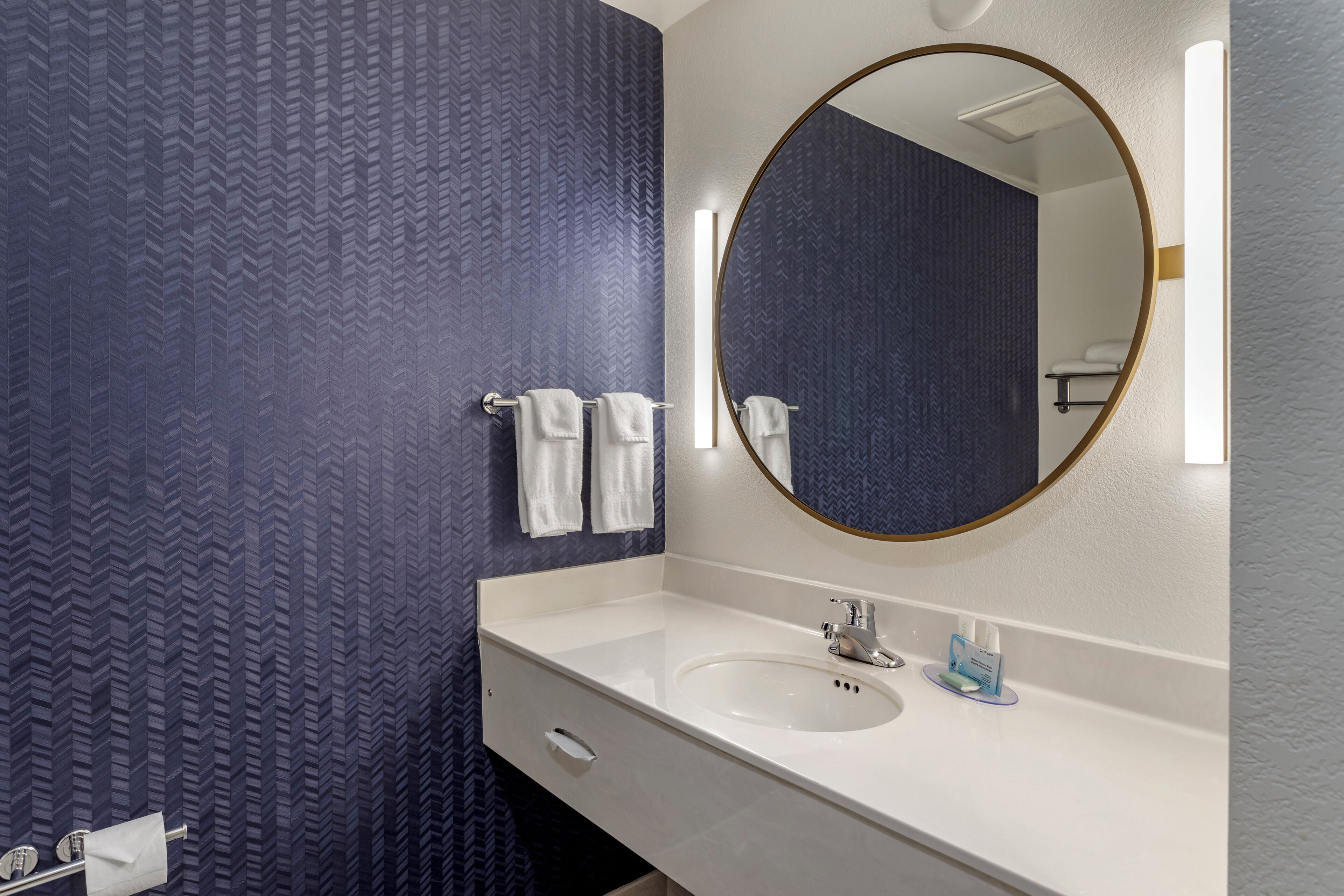 room, 1 king bed | bathroom | combined shower/bathtub, jetted bath, free toiletries, hair dryer