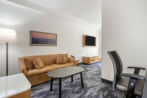 Suite, 1 cama de matrimonio grande con sofá cama | Escritorio, cortinas opacas, tabla de planchar con plancha y wifi gratis