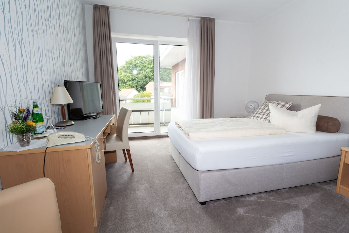 Single Room | Desk, soundproofing, WiFi (free), individually decorated