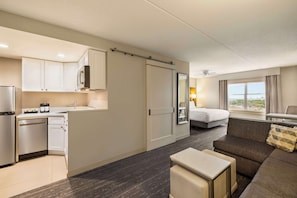 Suite, 1 Schlafzimmer, Nichtraucher | Wohnbereich | Fernseher, DVD-Player