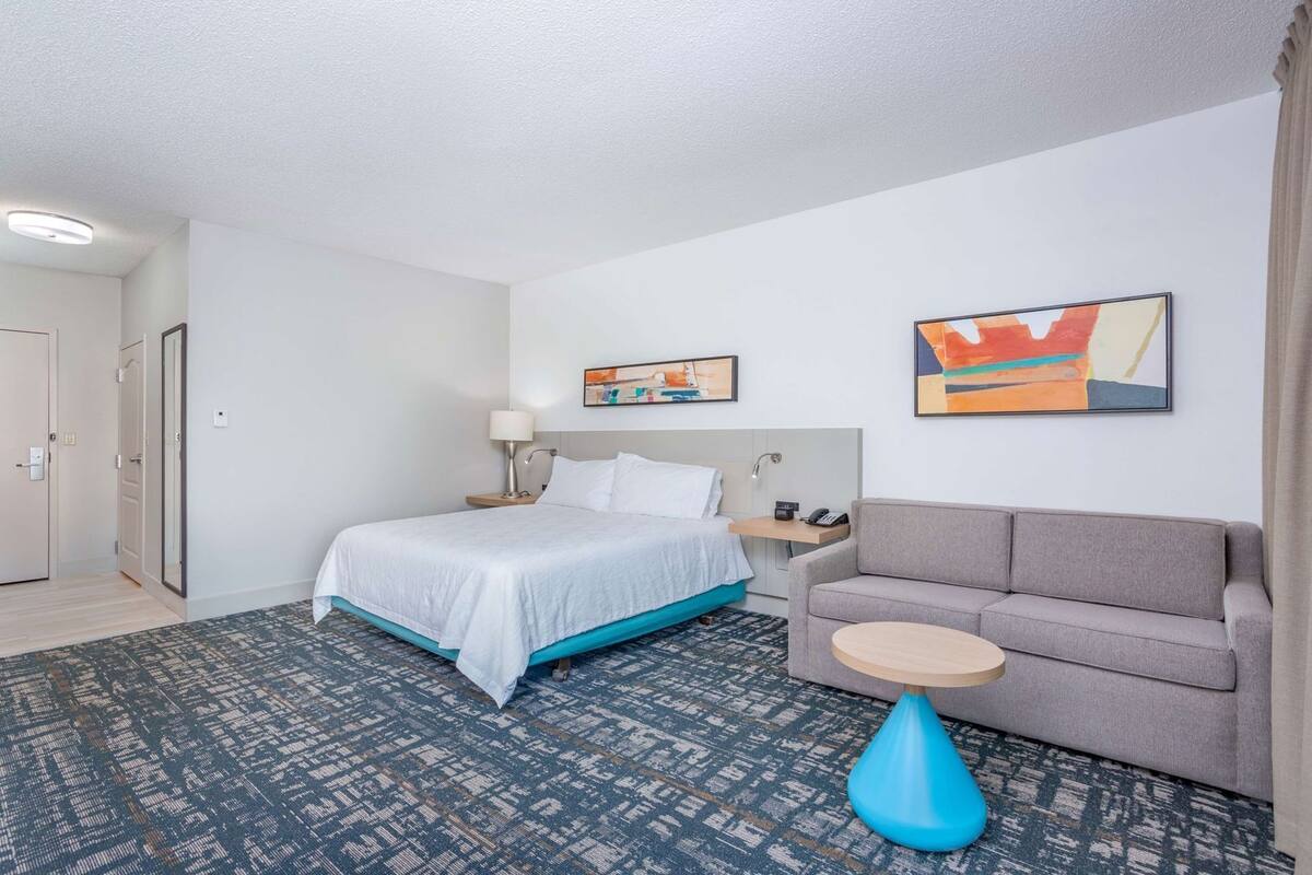 Hypo-allergenic bedding, in-room safe, desk, laptop workspace