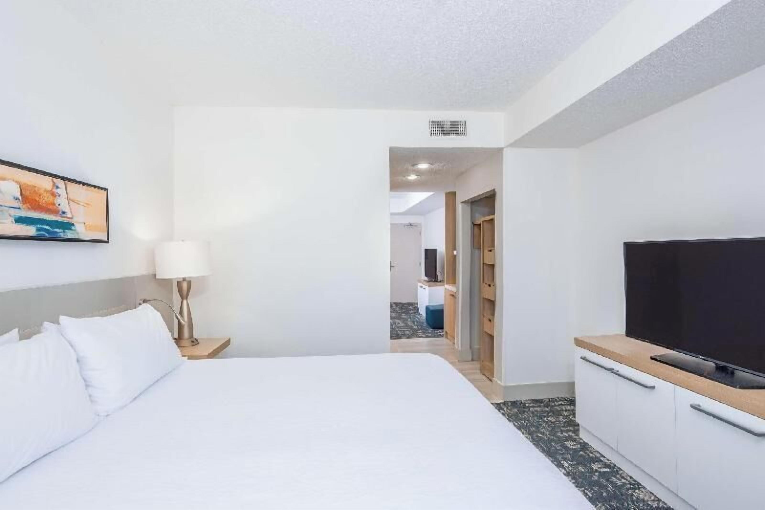Hypo-allergenic bedding, in-room safe, desk, laptop workspace