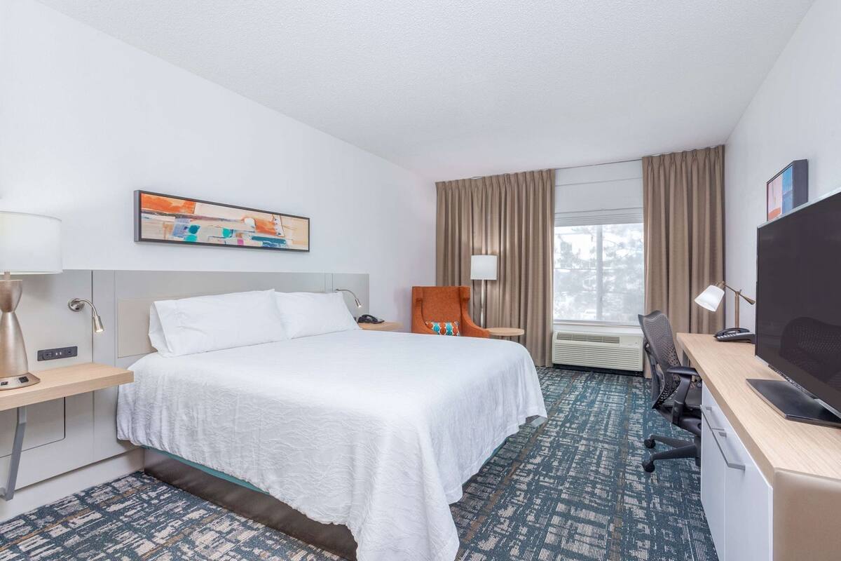 Hypo-allergenic bedding, in-room safe, desk, laptop workspace