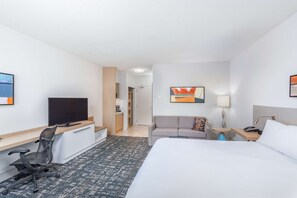 Habitación, 1 cama de matrimonio grande con sofá cama | Ropa de cama hipoalergénica, caja fuerte, escritorio
