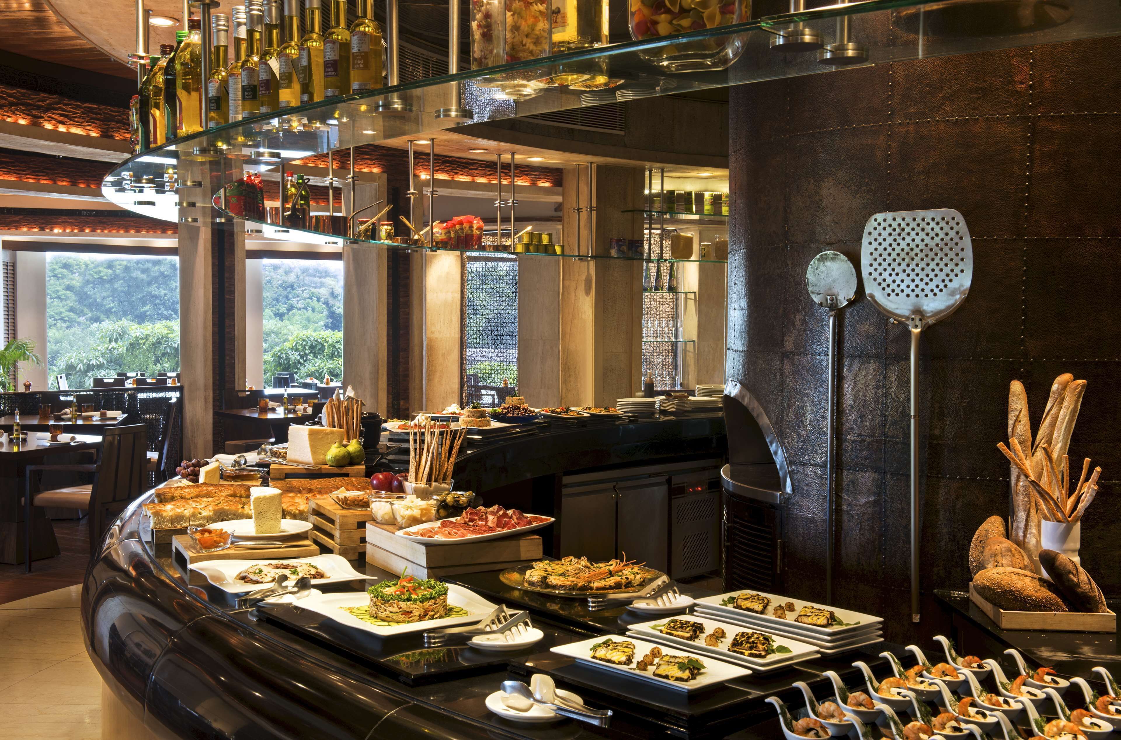 2 restaurants, breakfast served