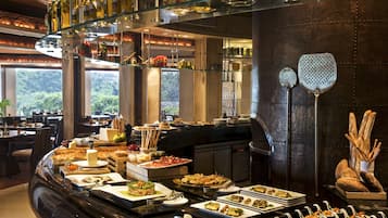 2 restaurants; breakfast, lunch, dinner, and brunch served