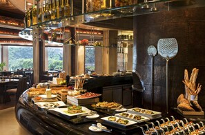 2 restaurantes; se sirve desayuno, almuerzo, cena y brunch