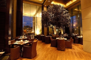 2 restaurants, breakfast served