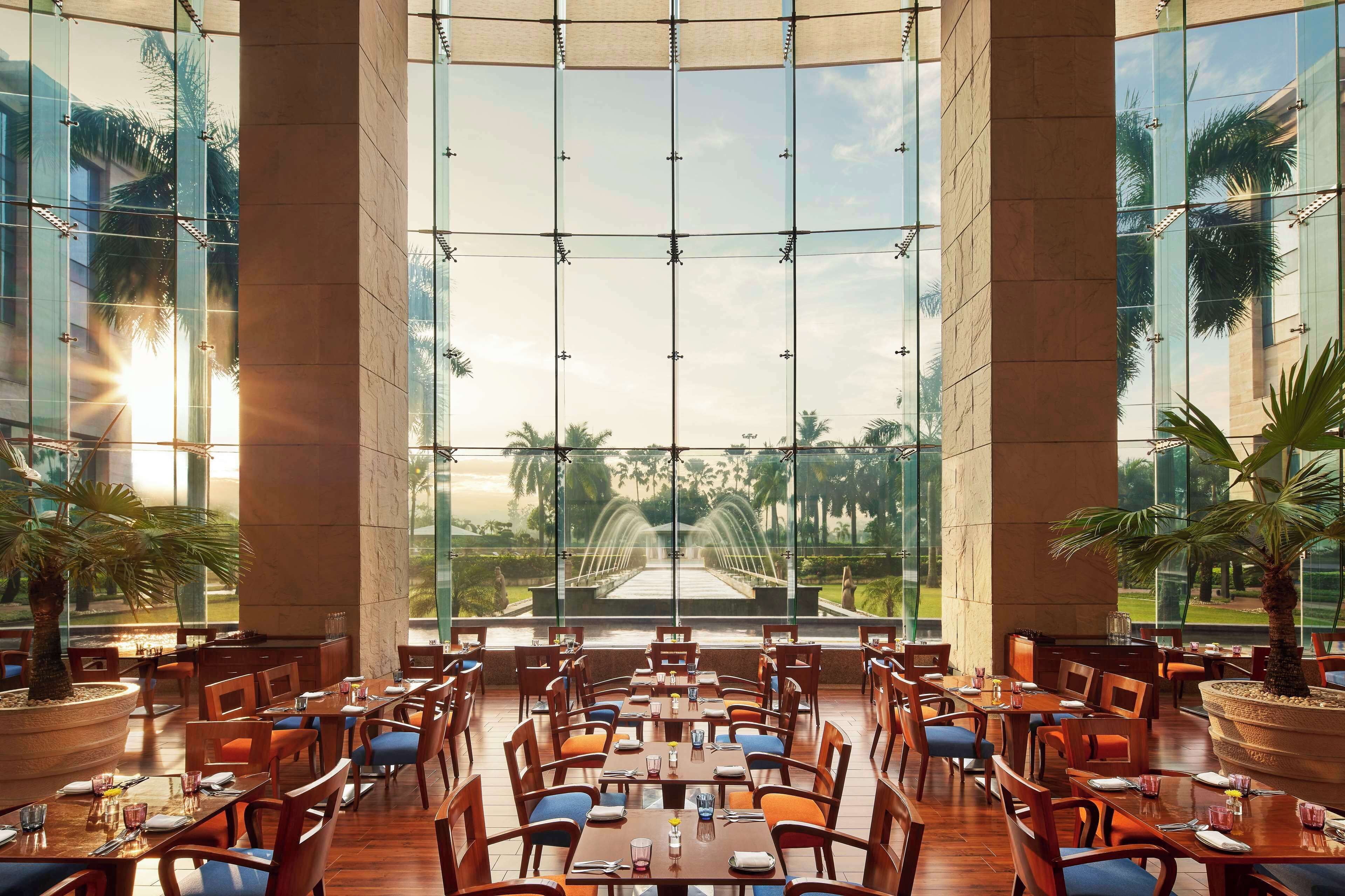 2 restaurants, breakfast served