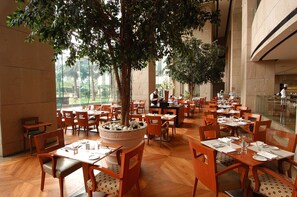 2 restaurants, breakfast served