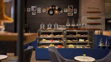 Una vitrina de pastelería con diversos pasteles y postres.