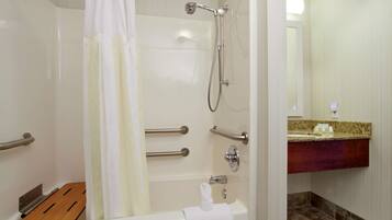Combined shower/bathtub, hydromassage showerhead, free toiletries