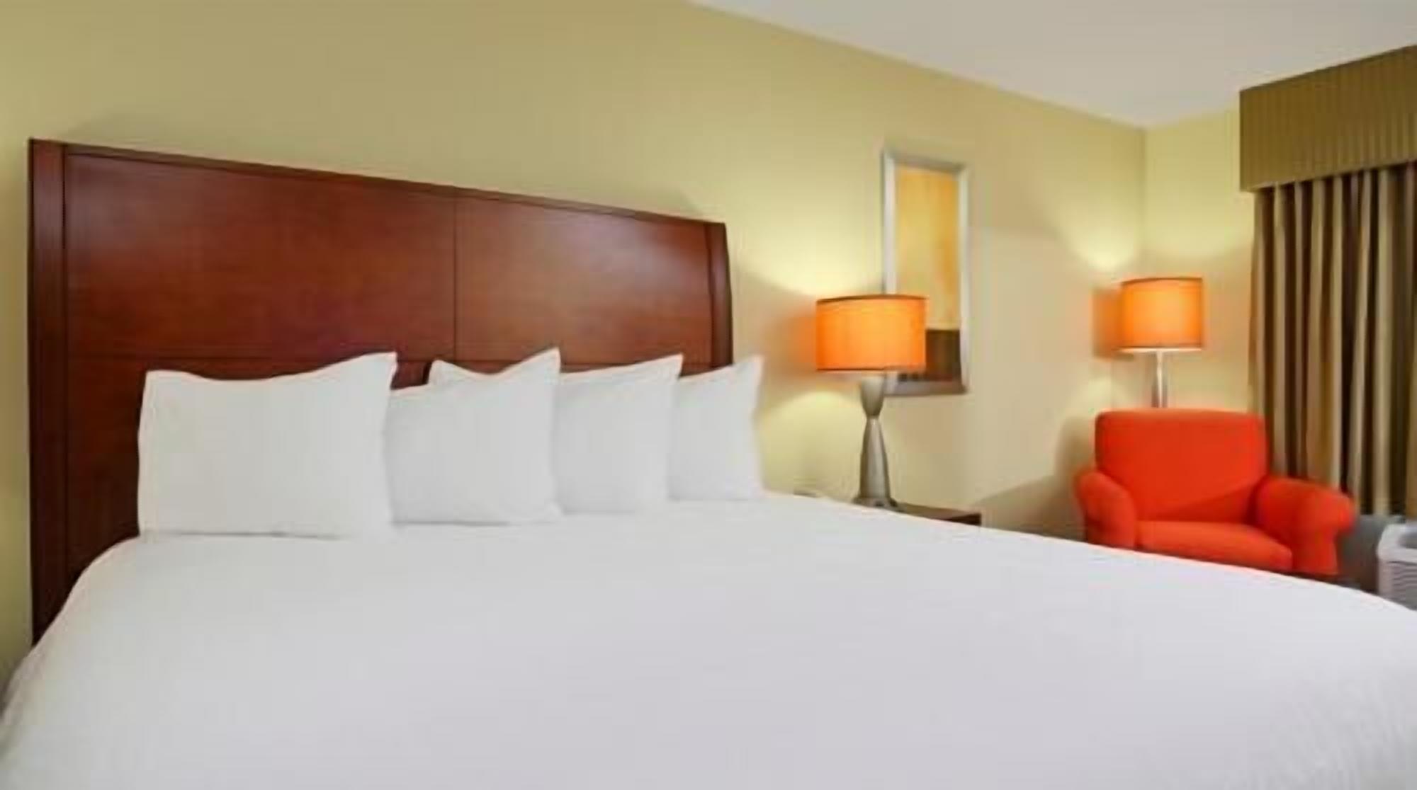 Caja de seguridad en la habitación, escritorio y cortinas blackout 