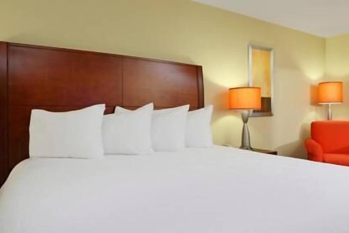 Caja de seguridad en la habitación, escritorio y cortinas blackout