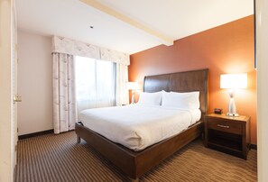 Suite, très grand lit | Coffre-fort, bureau, espace de travail pour ordinateurs portables