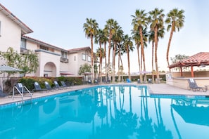 Alberca al aire libre, acceso de 08:00 a 22:00, y camastros