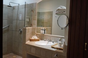 Superior King, Garden View, Ground Floor | Baño | Ducha, artículos de higiene personal gratuitos y toallas