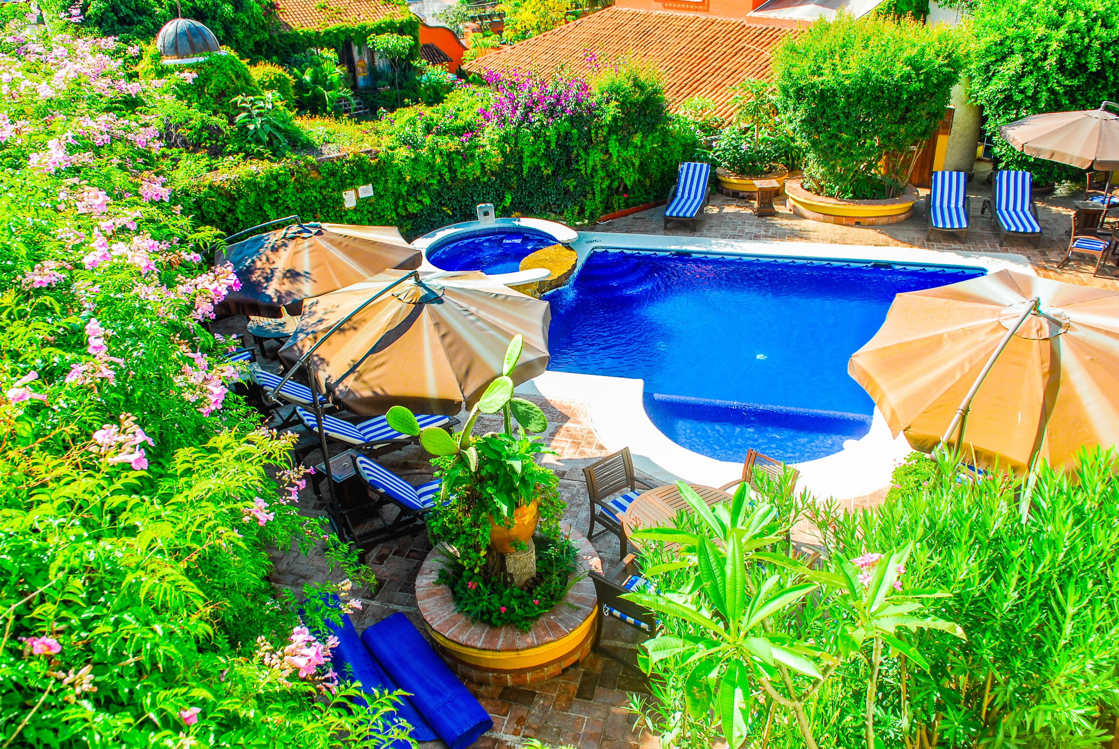 outdoor pool, open 9:00 am to 7:00 pm, pool umbrellas, pool loungers