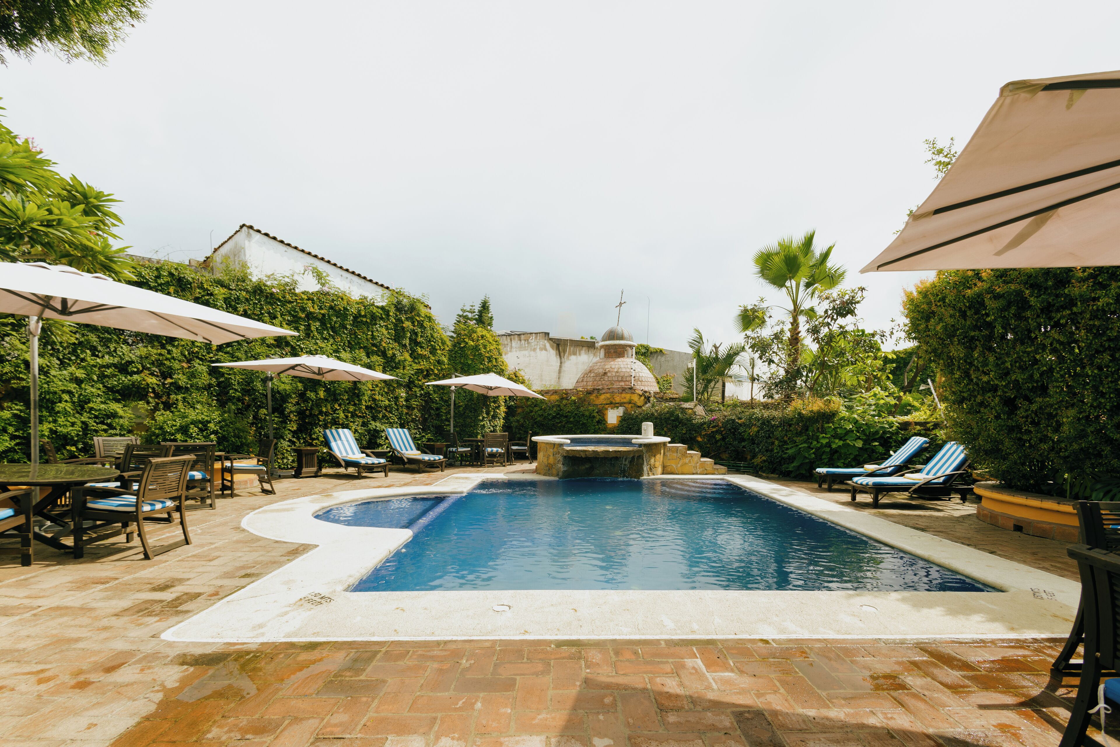 室外游泳池，09:00 至 19:00 开放，池畔遮阳伞，日光浴躺椅