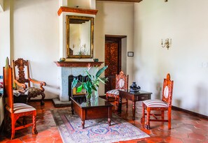 Lobby sitting area - Hotel Hacienda Los Laureles - Spa (Oaxaca)