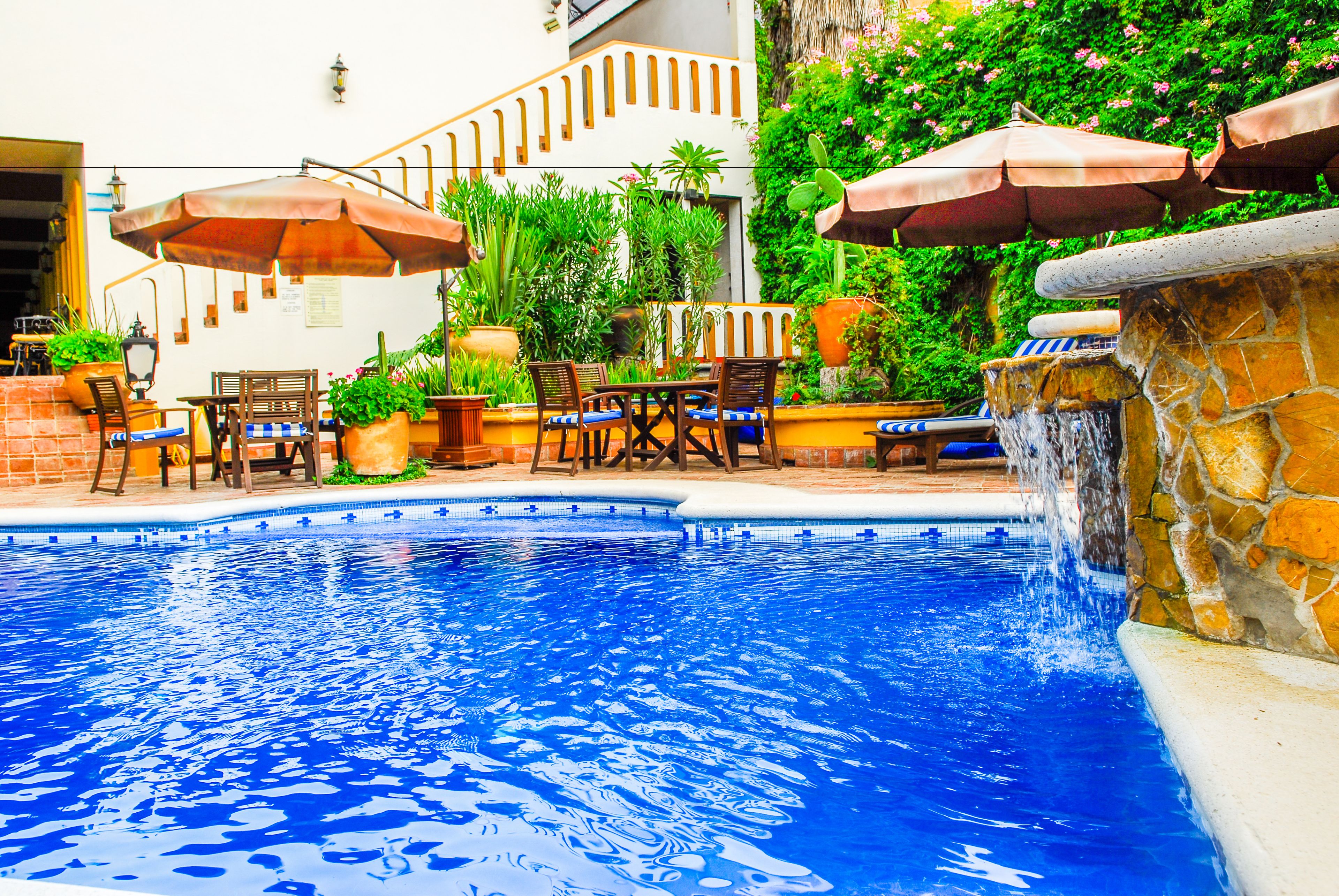 outdoor pool, open 9:00 am to 7:00 pm, pool umbrellas, pool loungers
