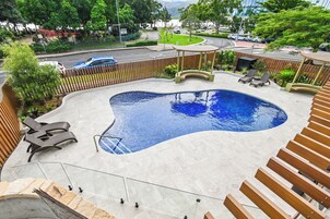 室外游泳池，日光浴躺椅