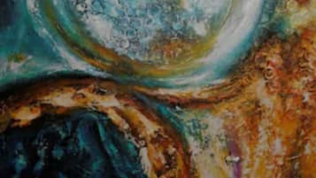 Primer plano de una superficie texturizada con patrones circulares y formas abstractas.