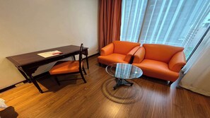 Deluxe Room | Minibar, caja fuerte, escritorio y tabla de planchar con plancha
