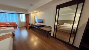 Superior Room | Minibar, brankas, meja kerja, dan setrika/meja setrika