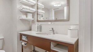 Bañera con ducha, artículos de tocador de diseñador, secador de pelo