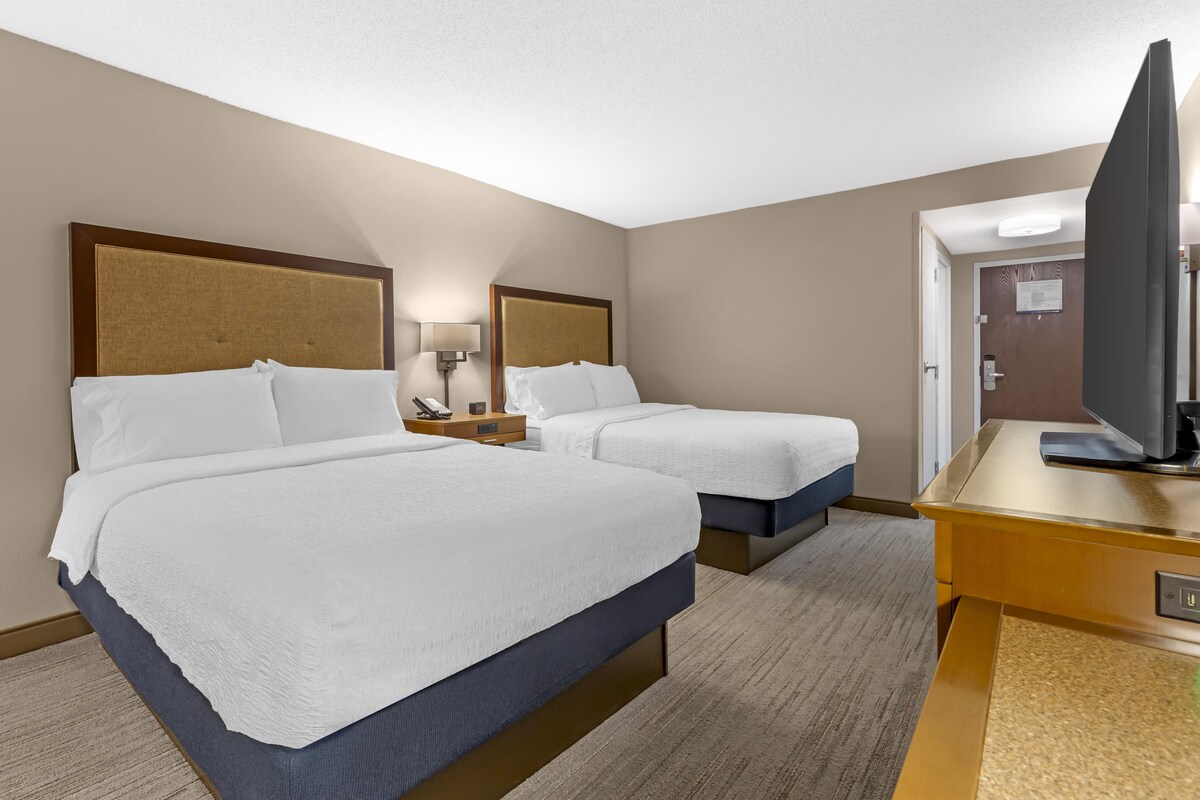 Two queen beds non smoking | Desk, iron/ironing board, WiFi (free), alarm clocks