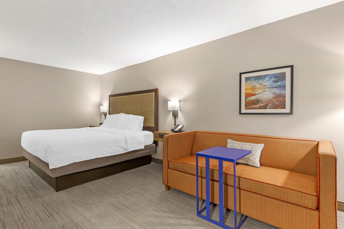 One king bed non smoking | Living area