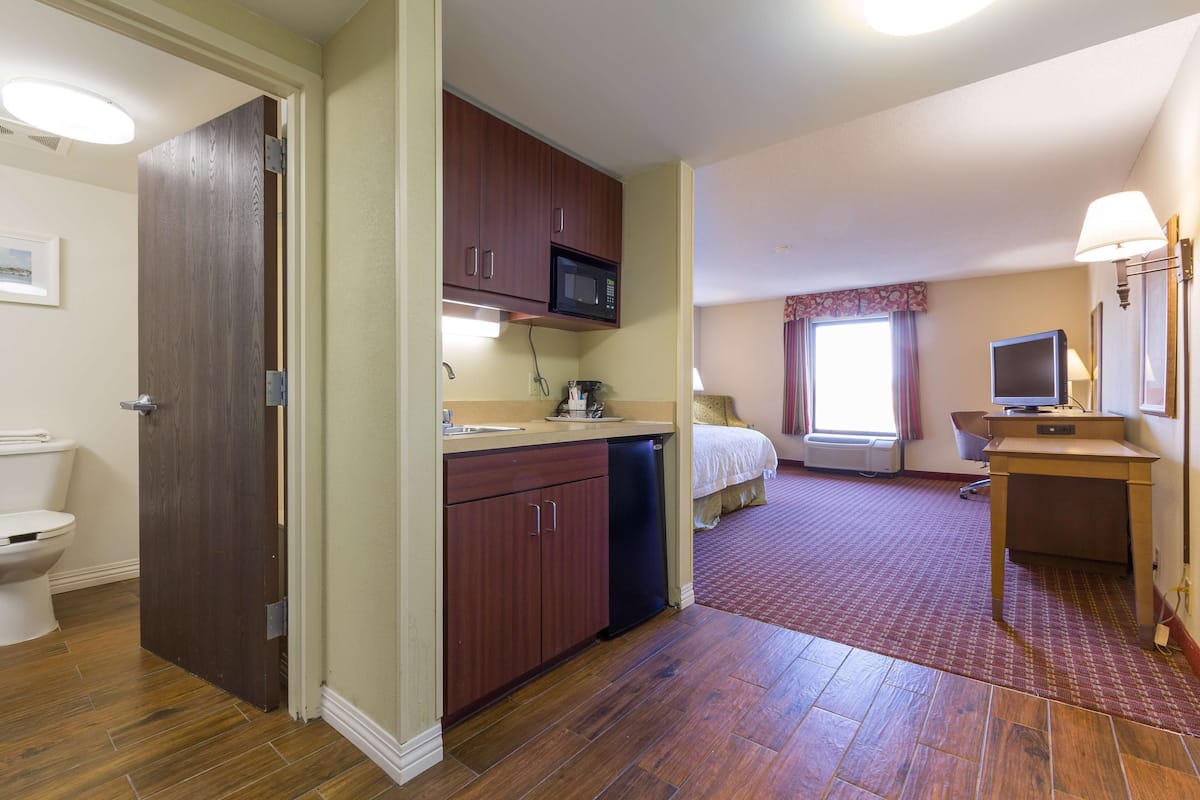 Chambre, 1 trĂšs grand lit, non-fumeurs | Bureau, fer et planche Ă repasser, Wi-Fi gratuit, draps fournis