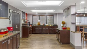Una cocina moderna con armarios de madera, una isla central y un tragaluz.