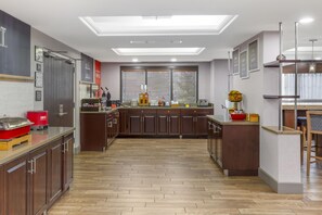Una cocina moderna con armarios de madera, una isla central y un tragaluz.