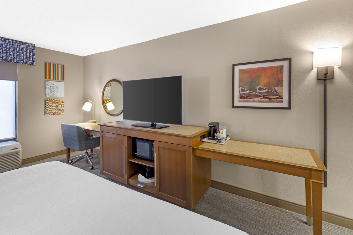 Room, 1 King Bed, Accessible | Desk, iron/ironing board, WiFi (free), alarm clocks