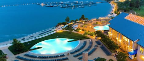 Una piscina cubierta, 2 piscinas al aire libre, sombrillas, tumbonas